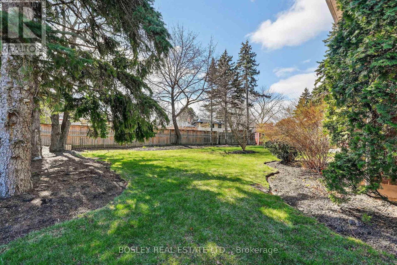 15 UPPER CANADA DRIVE - 39