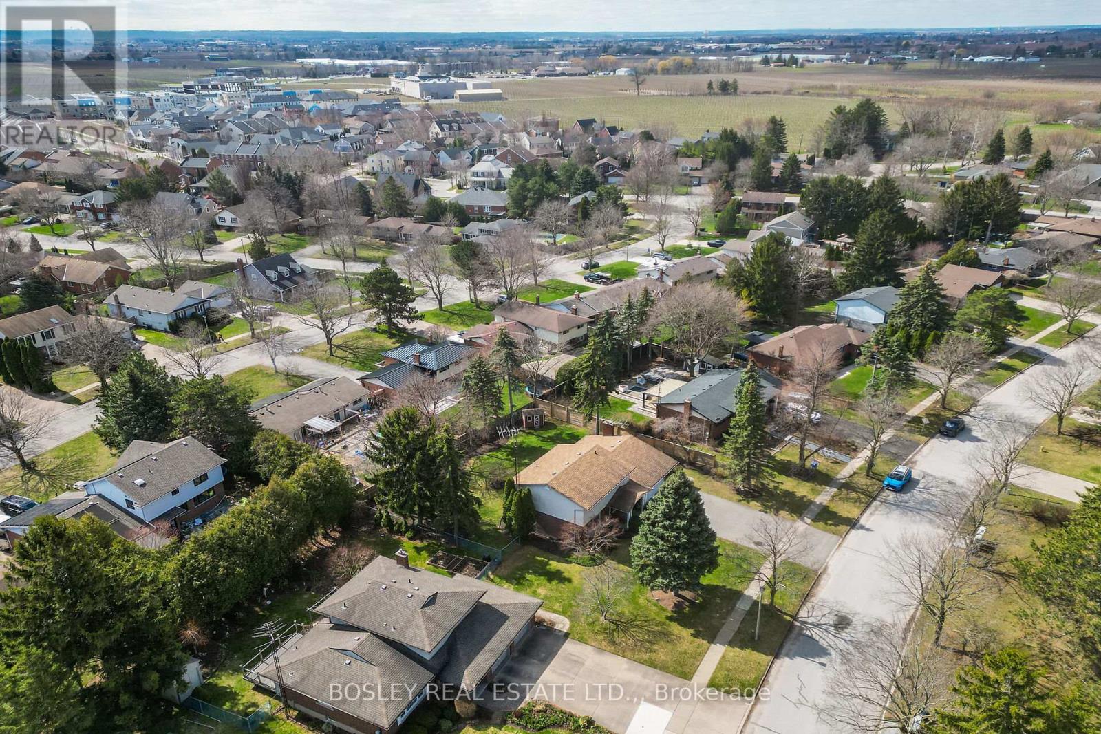 15 UPPER CANADA DRIVE - 44