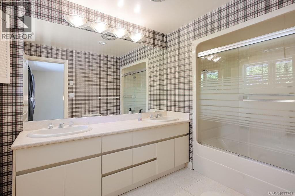 3565 Beach Dr - 45