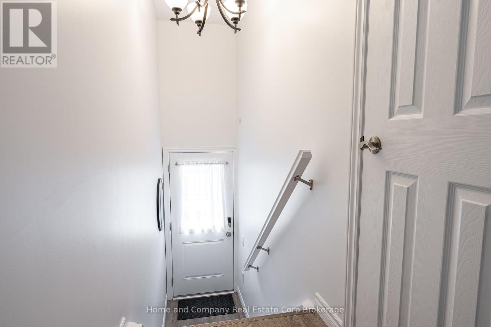 #4 148 BORDEN STREET - 29