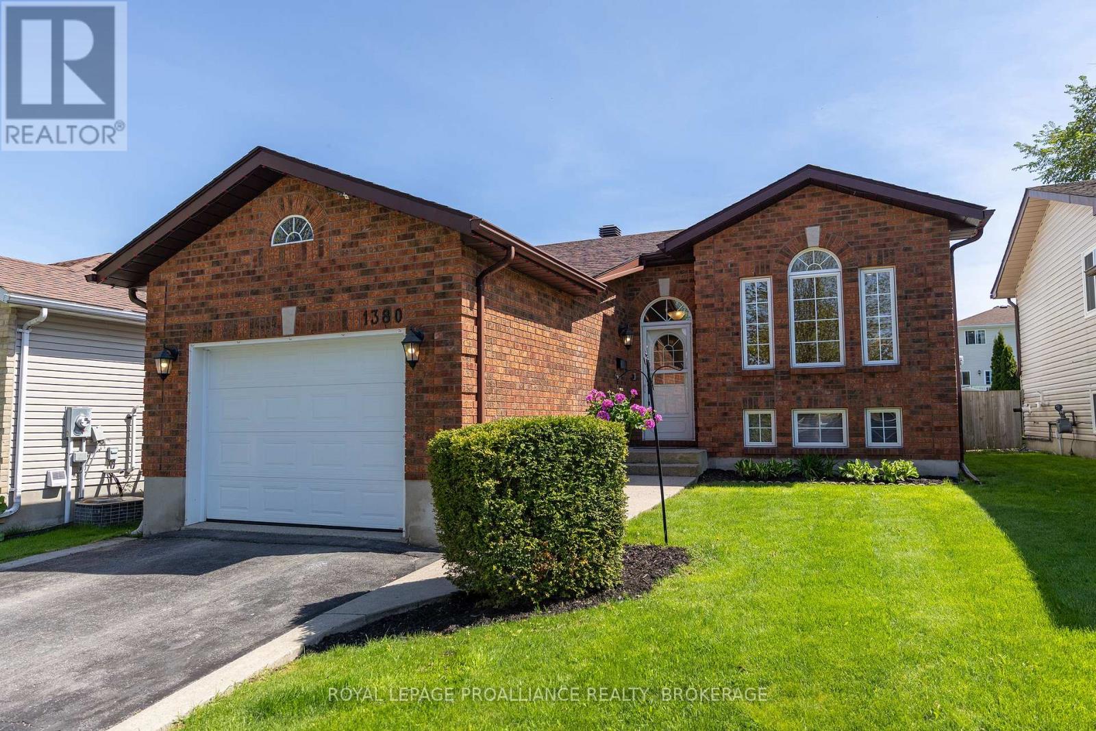 1380 FISHER CRESCENT - 40