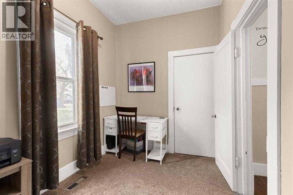 946 Queen Street SE - 11