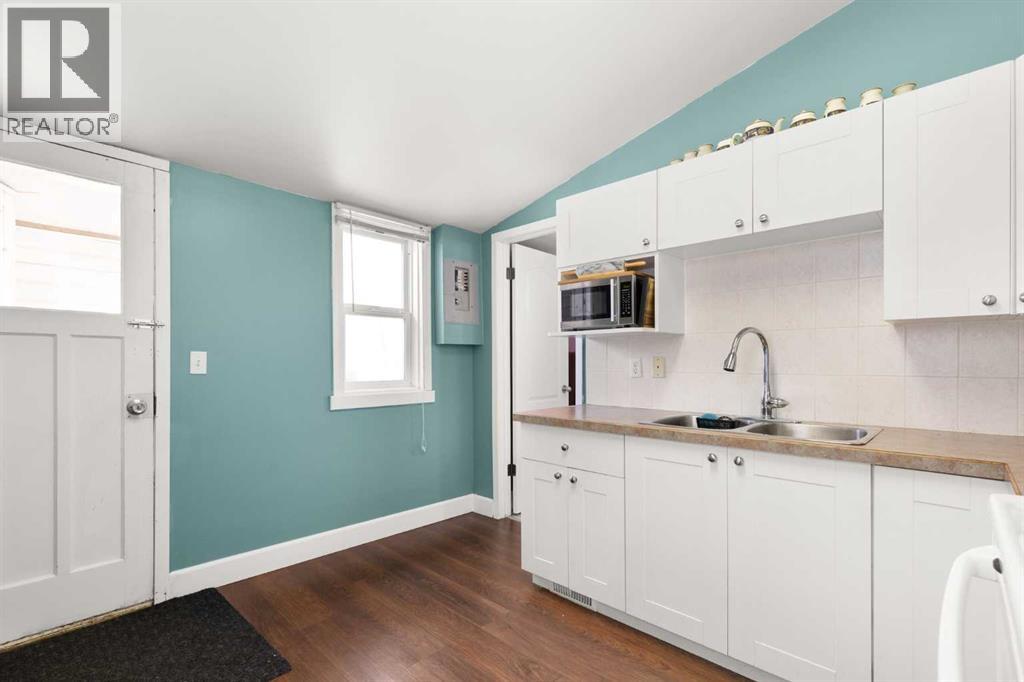 946 Queen Street SE - 13