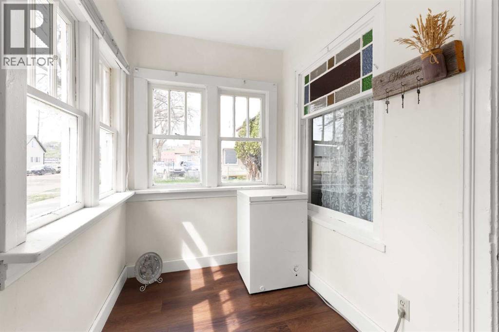 946 Queen Street SE - 4
