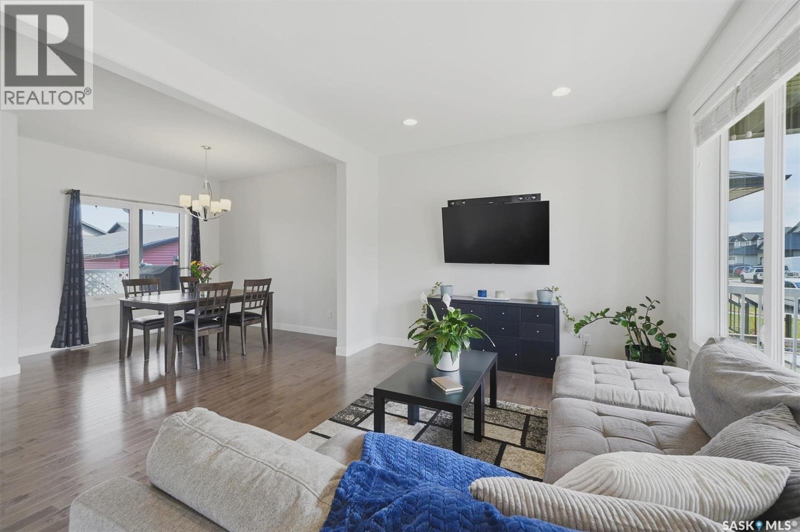 530 Maple CRESCENT - Image 2