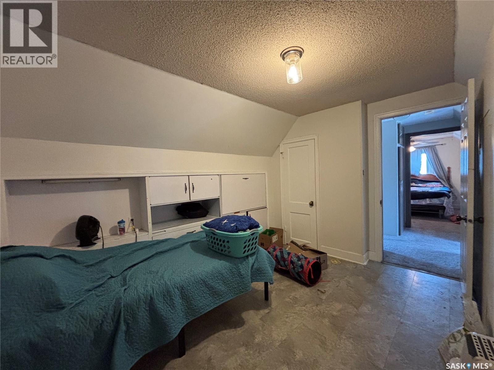161 Halifax STREET N - 11