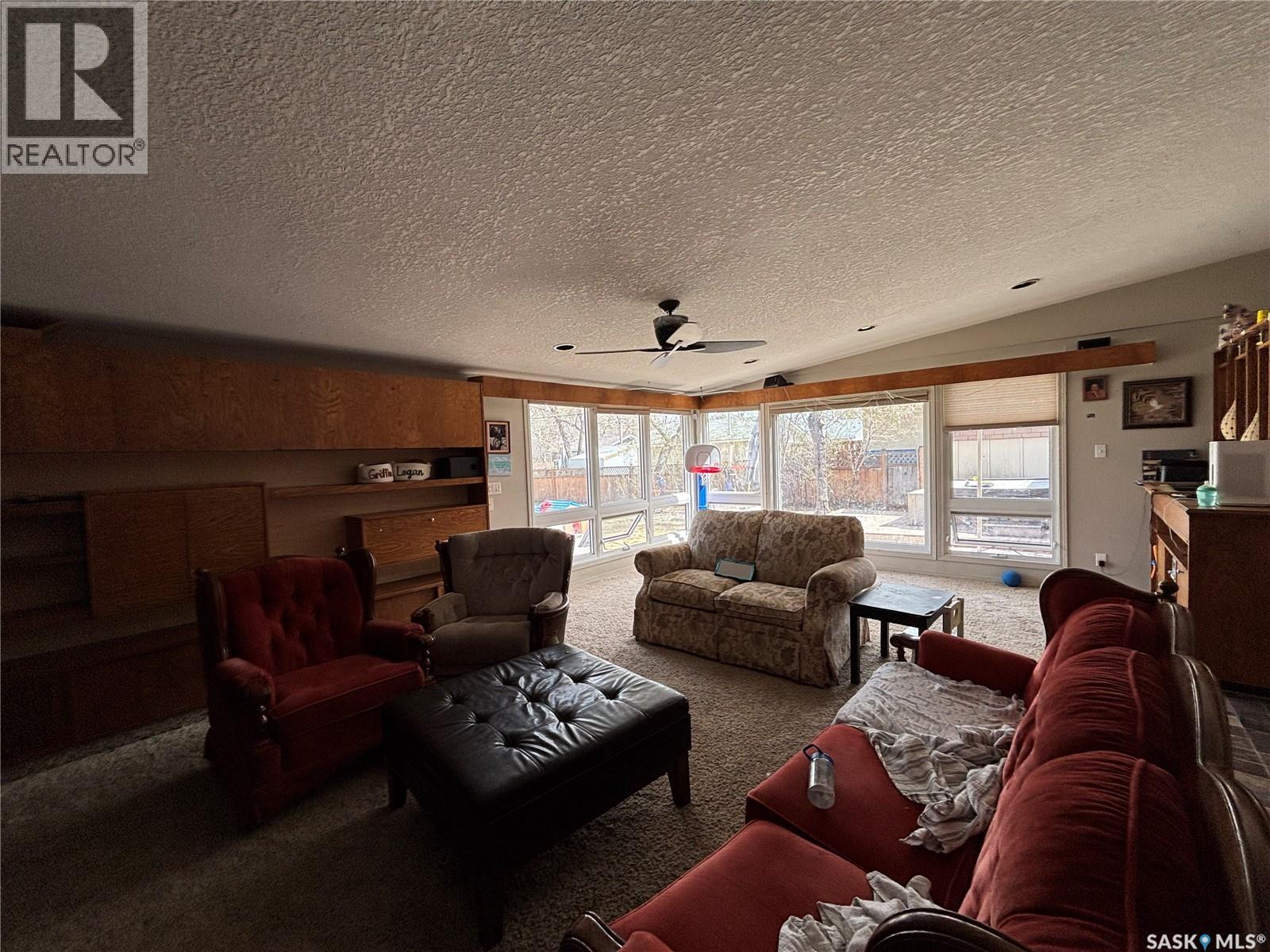 161 Halifax STREET N - Image 2