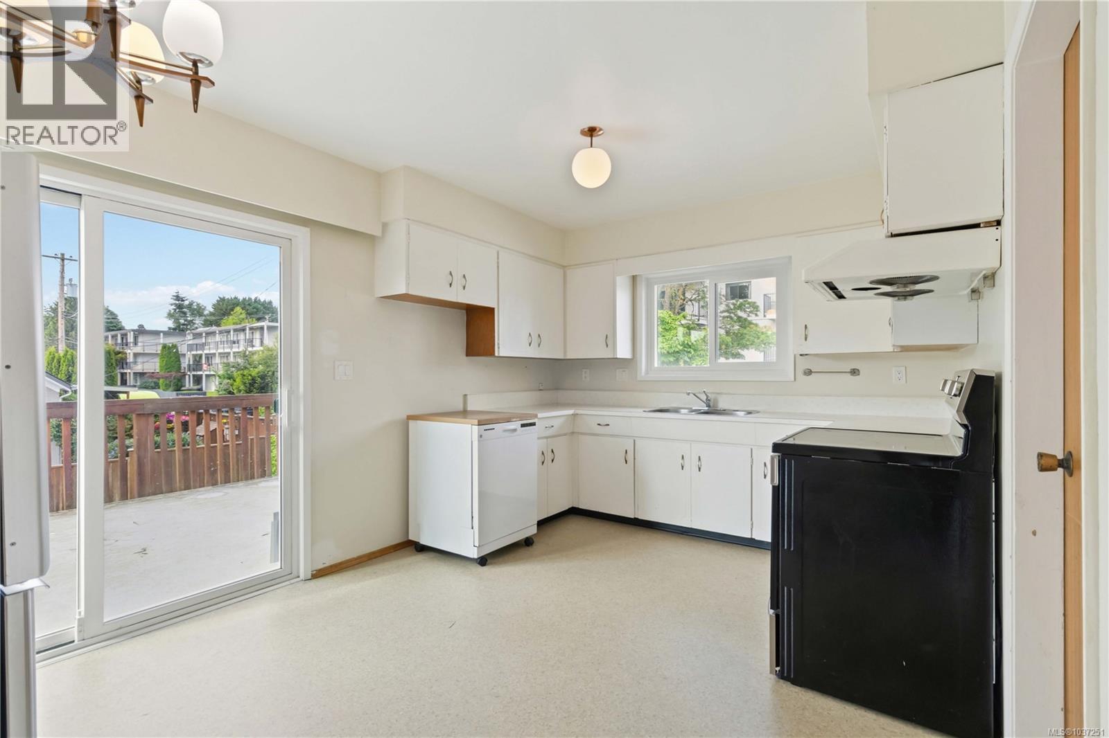1273 Denman St - 13