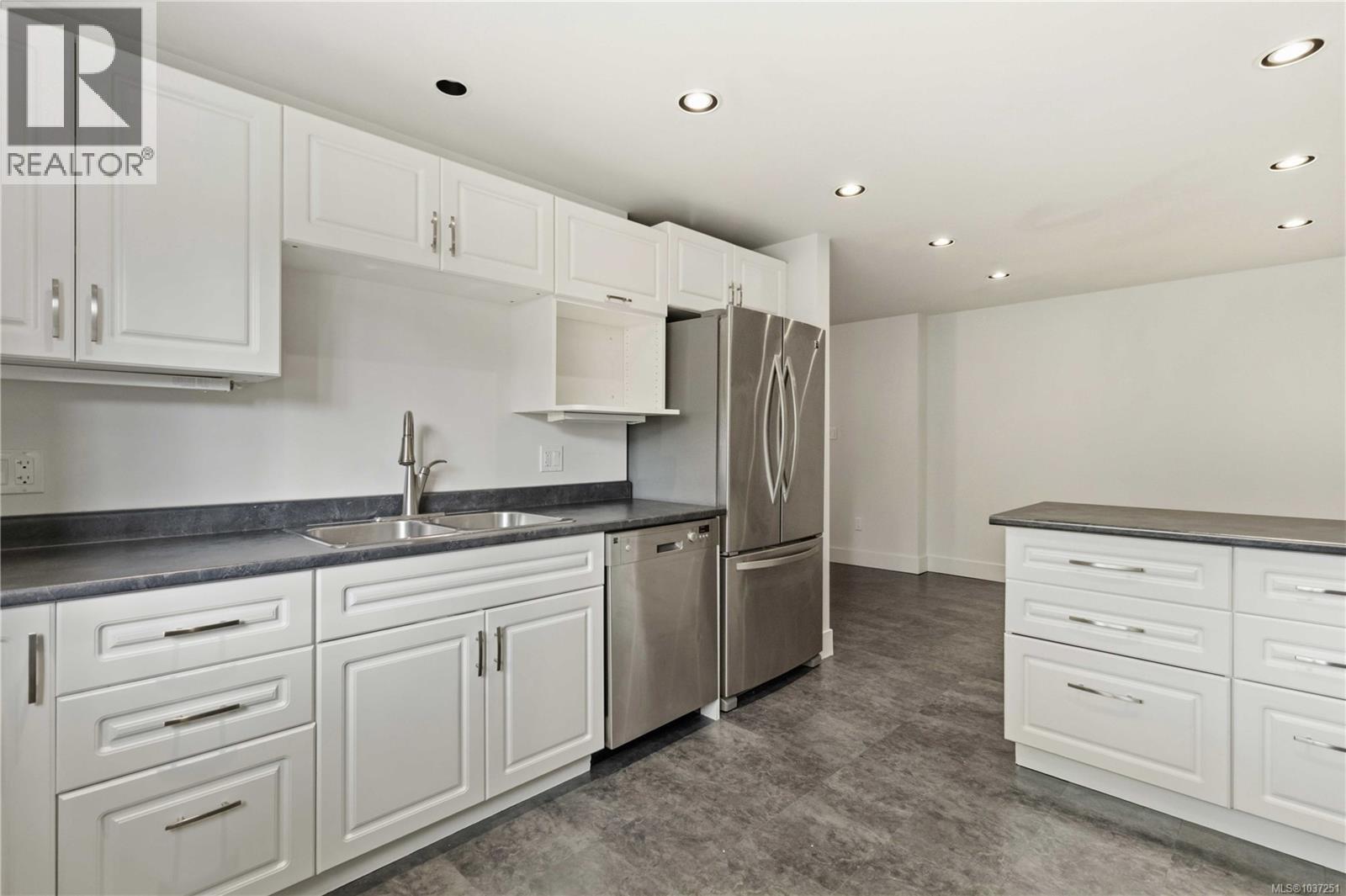 1273 Denman St - 48