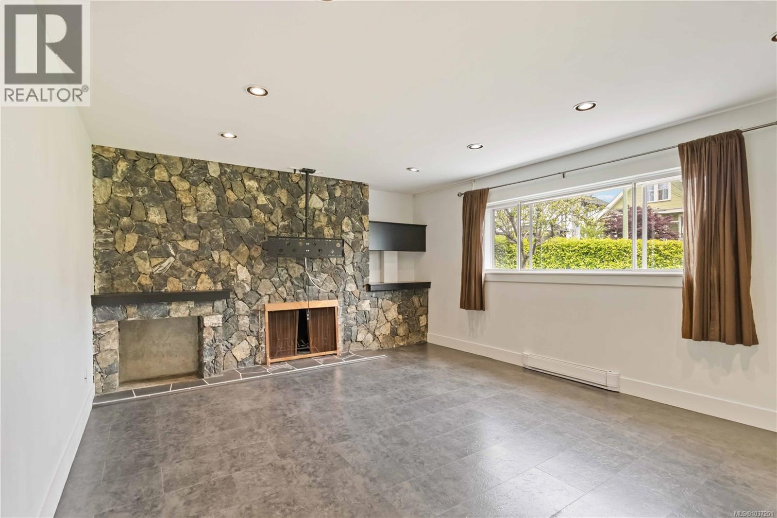 1273 Denman St - 40