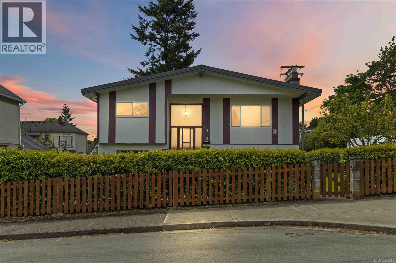 1273 Denman St - 61