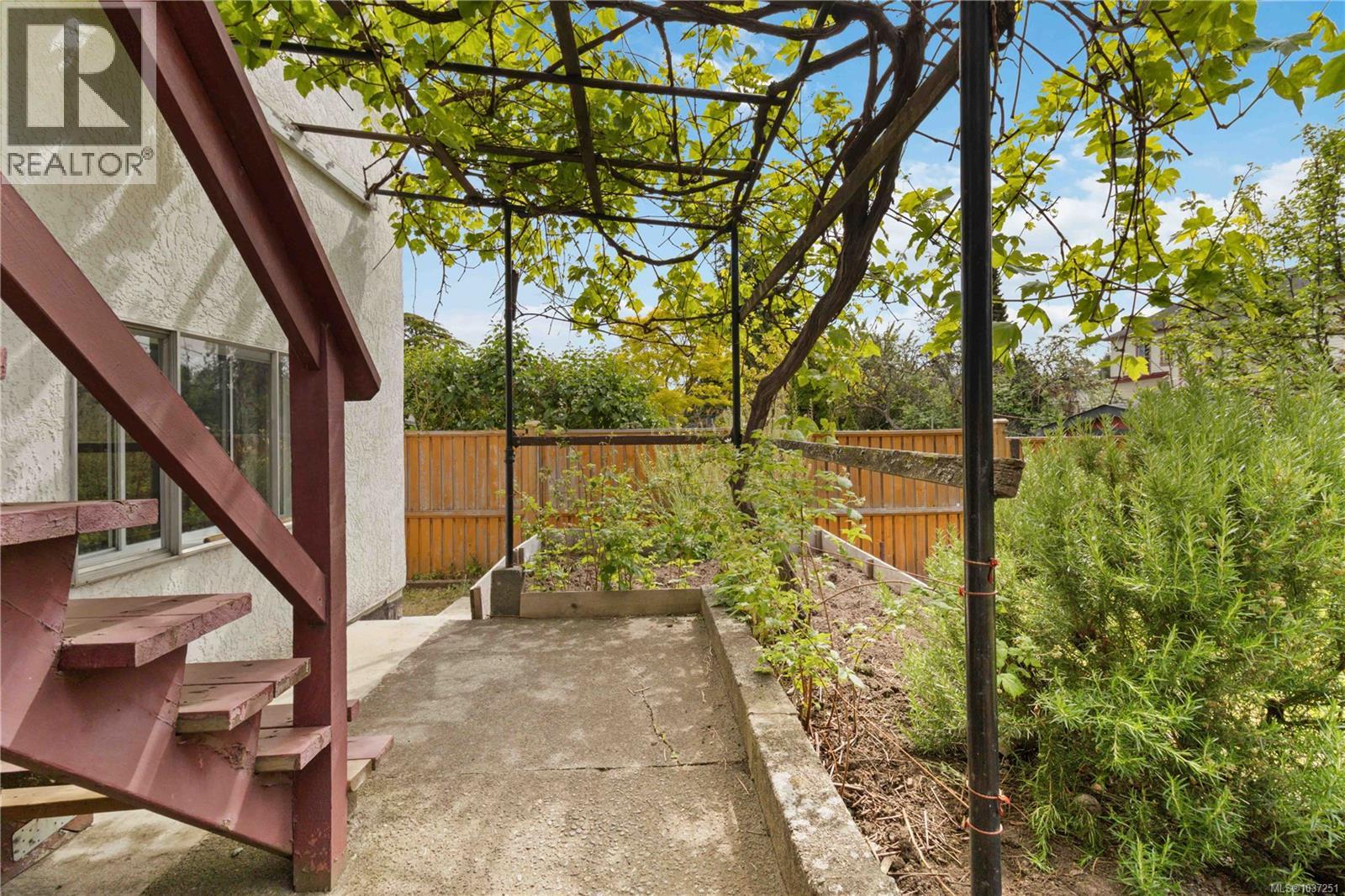 1273 Denman St - 39