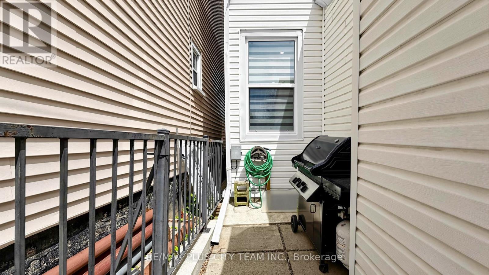 320 BOON AVENUE - 27