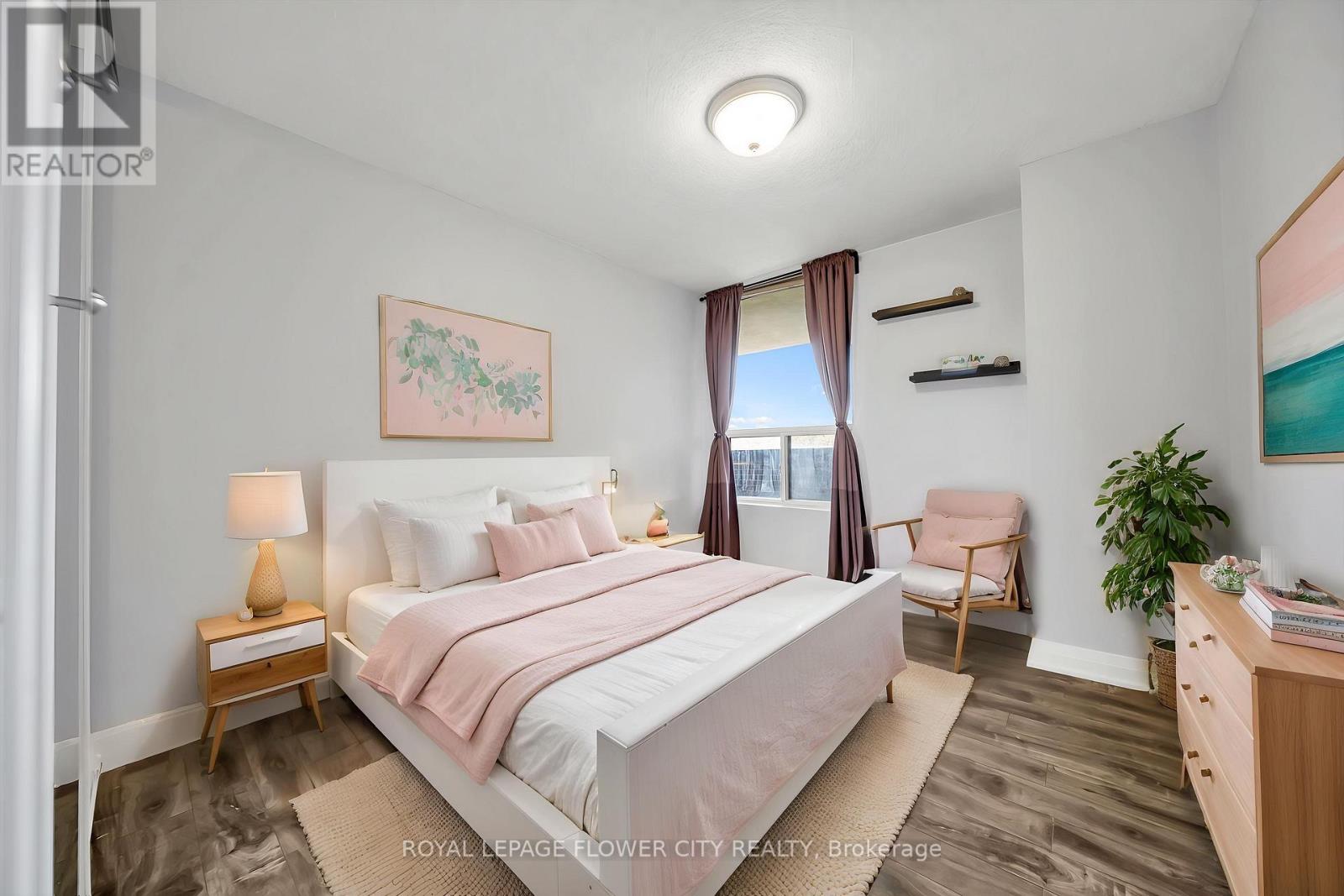 #305 1535 LAKESHORE ROAD E - 18