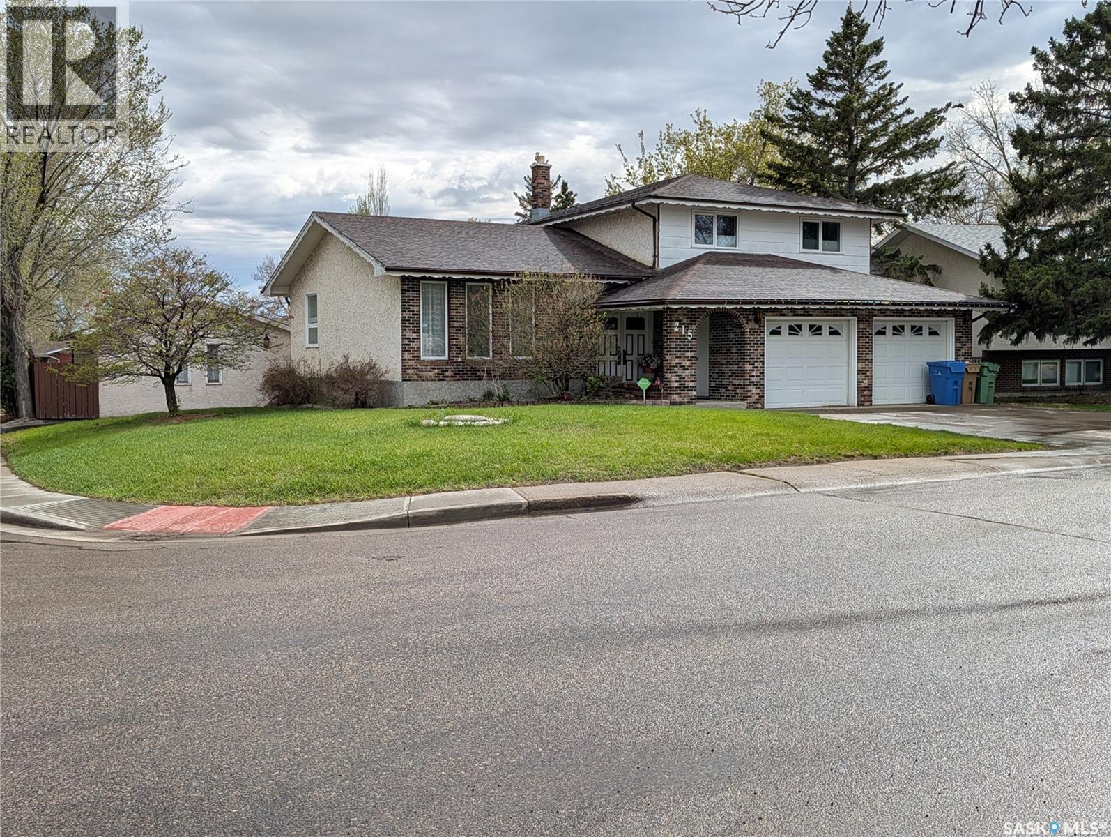 215 DALGLIESH DRIVE - 1