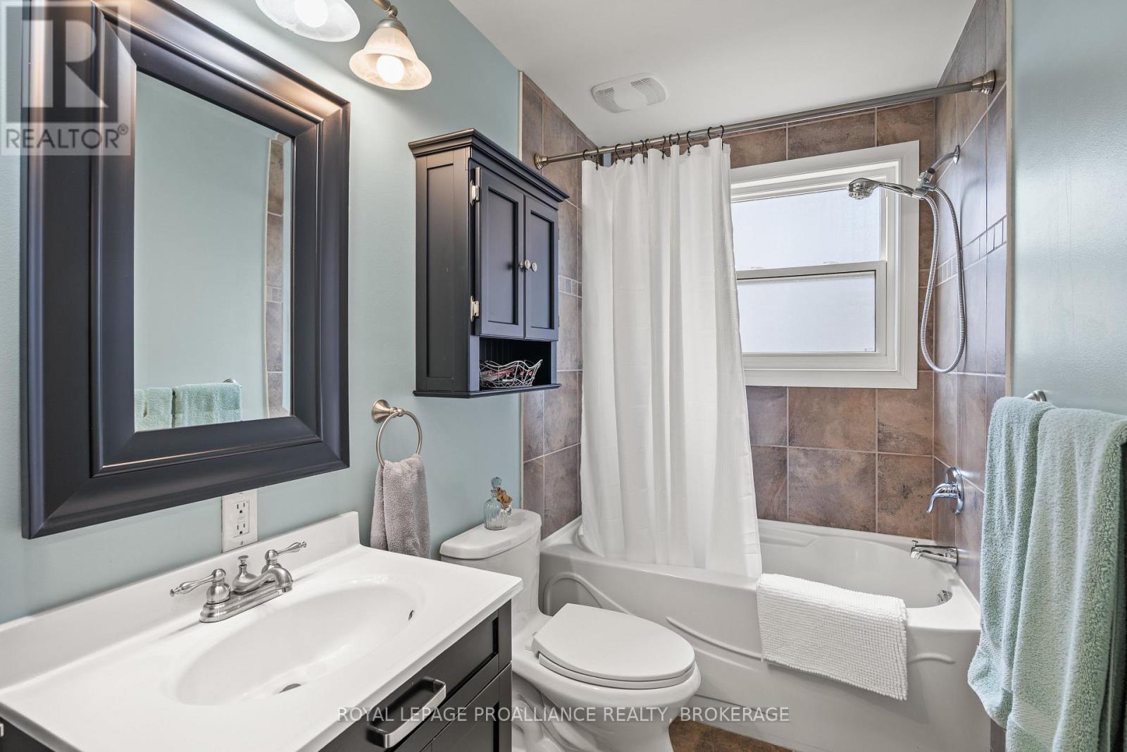 1048 PALMERSTON CRESCENT - 32