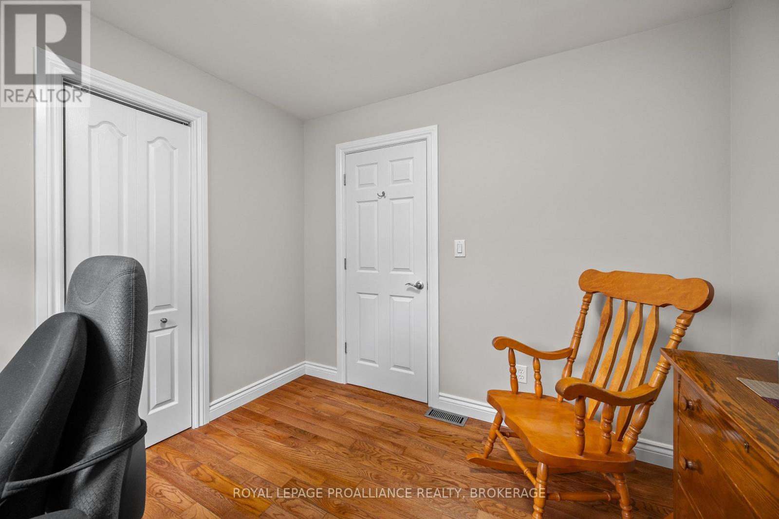 1048 PALMERSTON CRESCENT - 34
