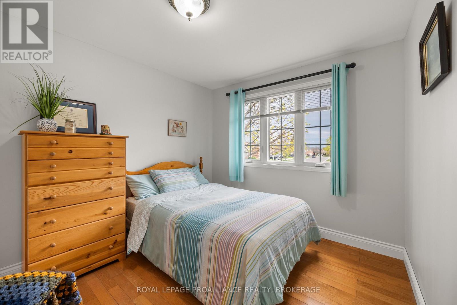 1048 PALMERSTON CRESCENT - 35