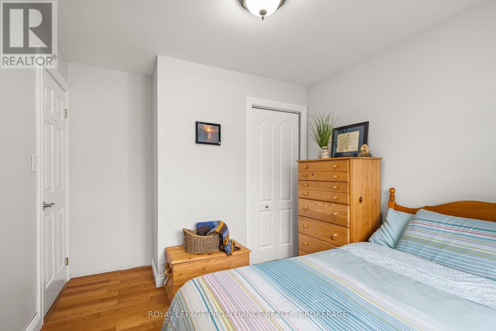 1048 PALMERSTON CRESCENT - 36