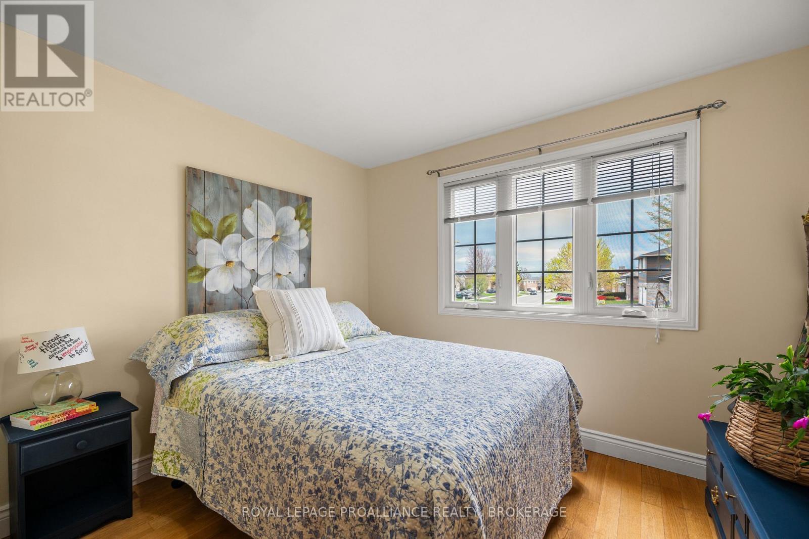 1048 PALMERSTON CRESCENT - 37
