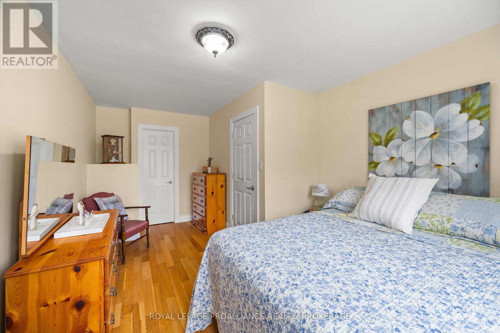 1048 PALMERSTON CRESCENT - 38