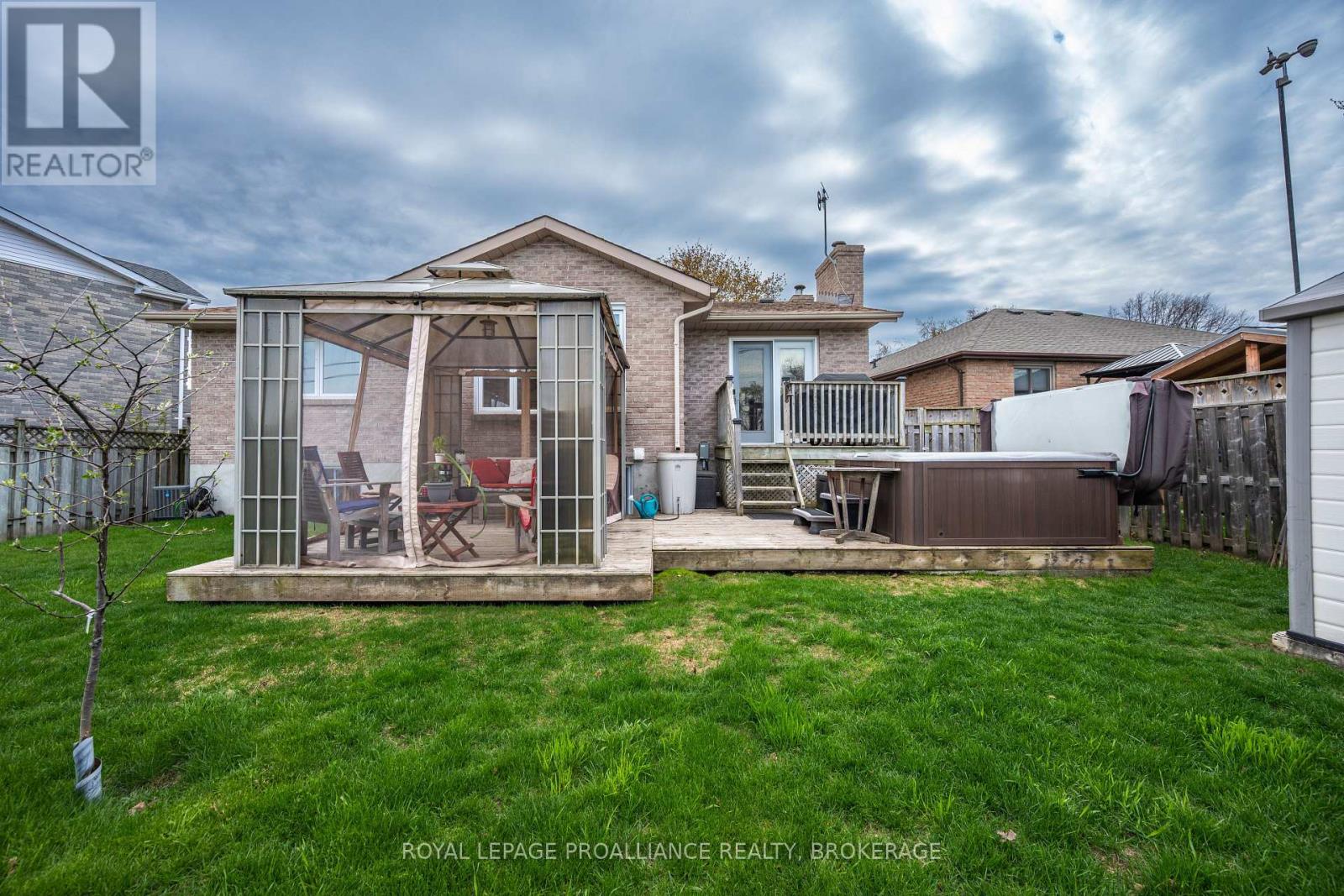 1048 PALMERSTON CRESCENT - 4