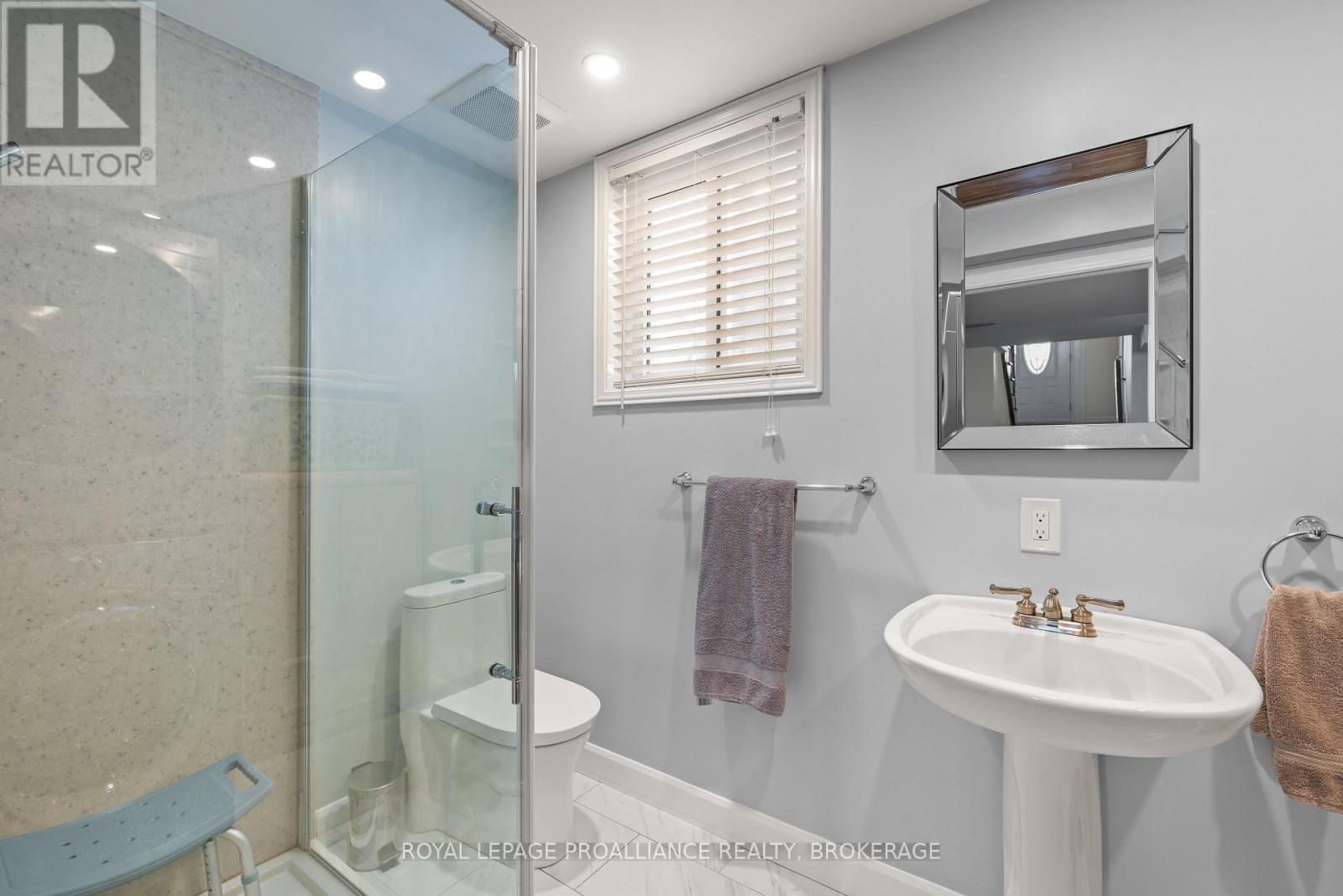 1048 PALMERSTON CRESCENT - 44