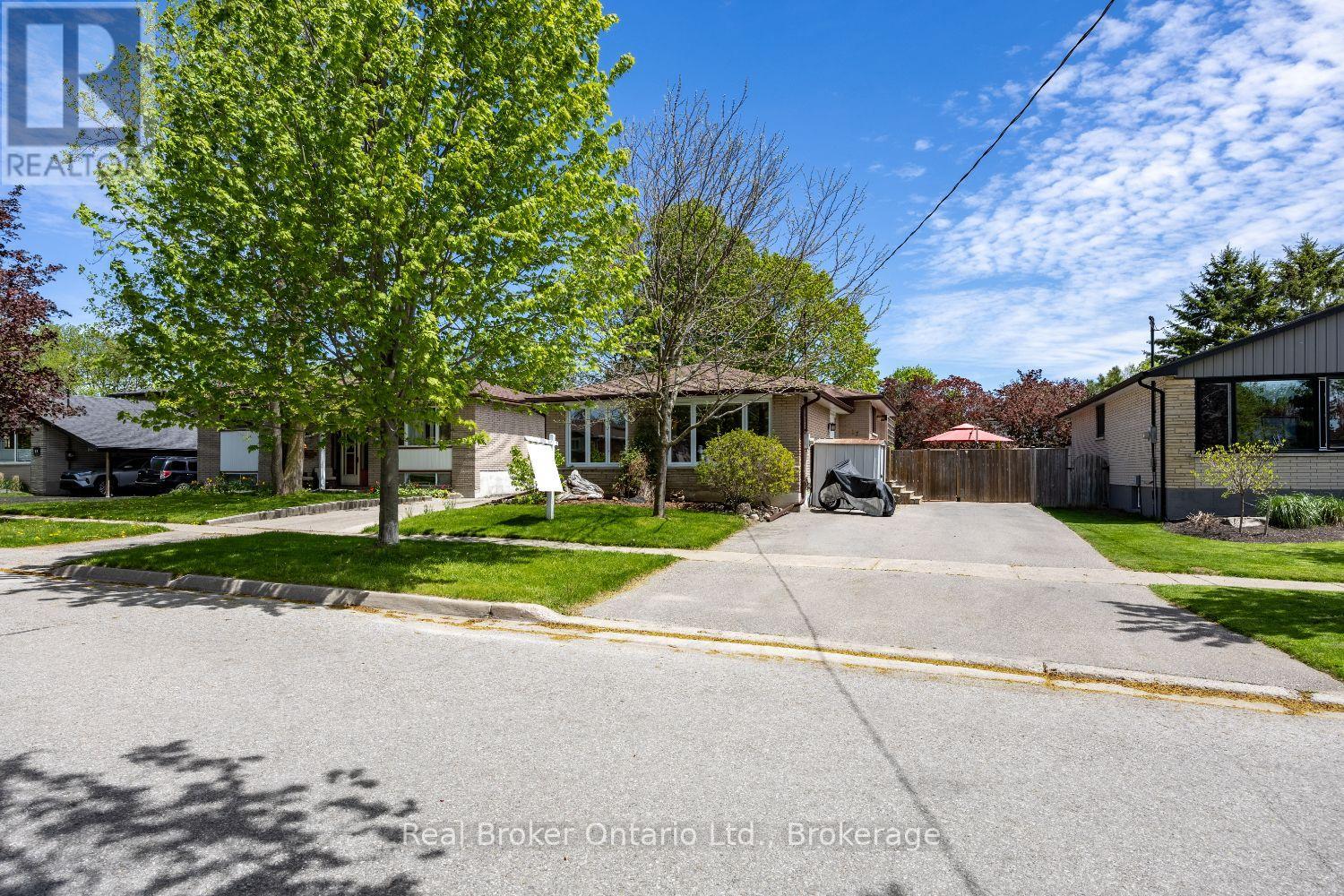 17 STRIKE AVENUE - Image 3