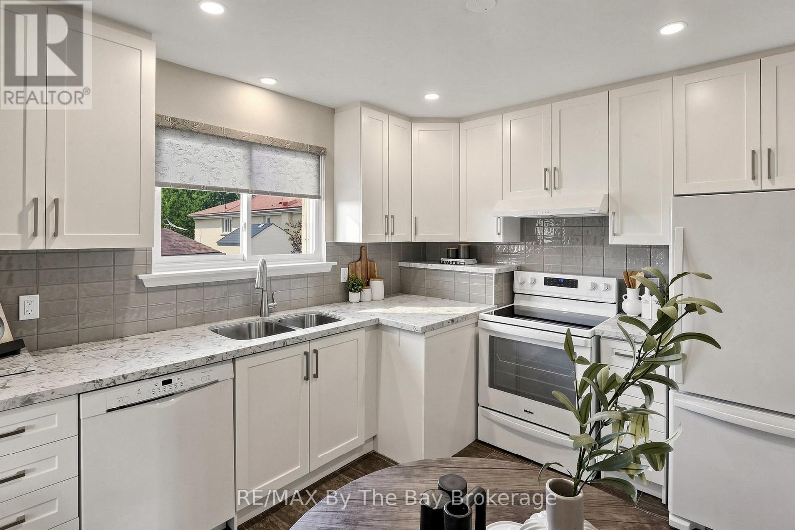 33 ADA CRESCENT - 12