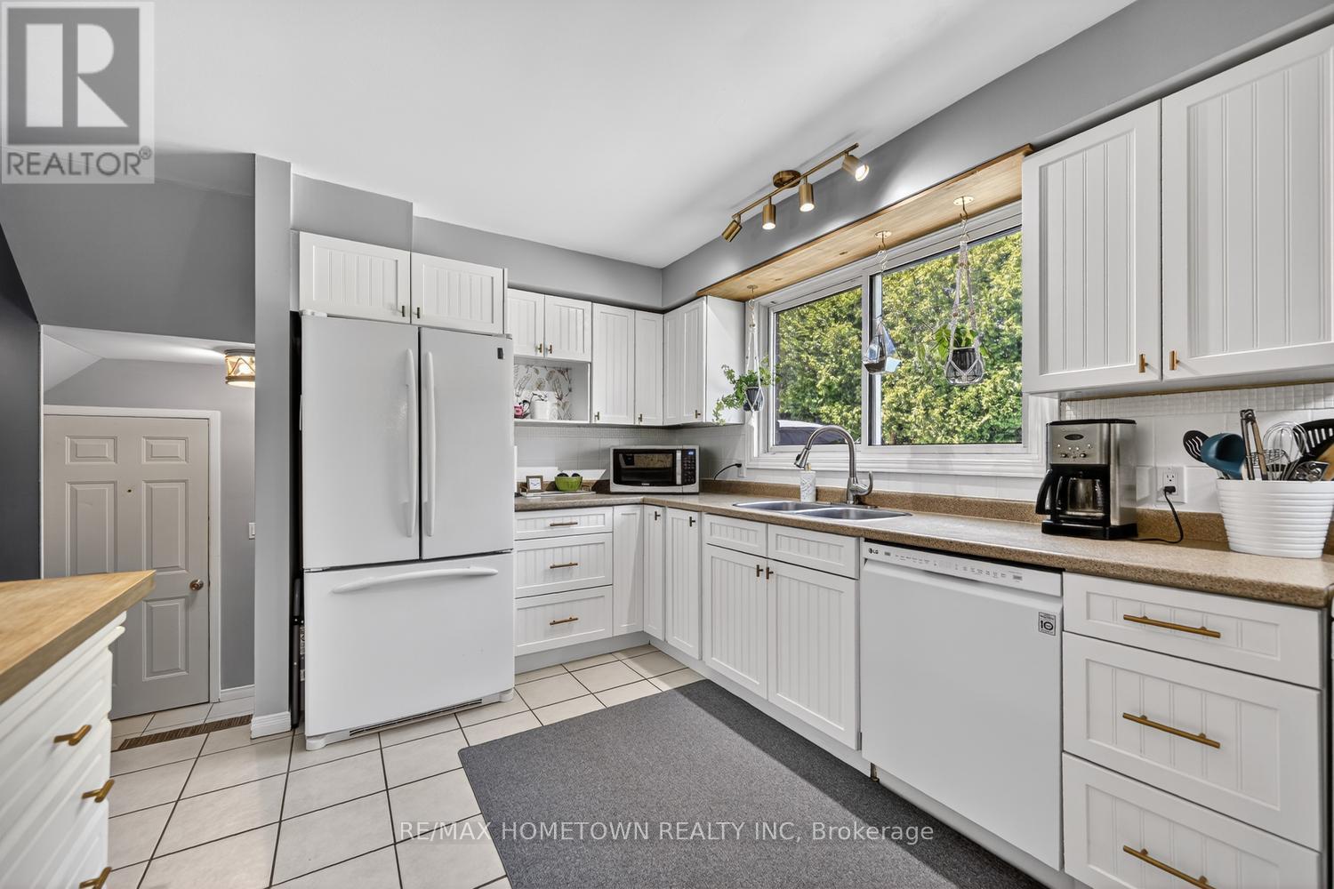 512 LAURIER BOULEVARD - 19