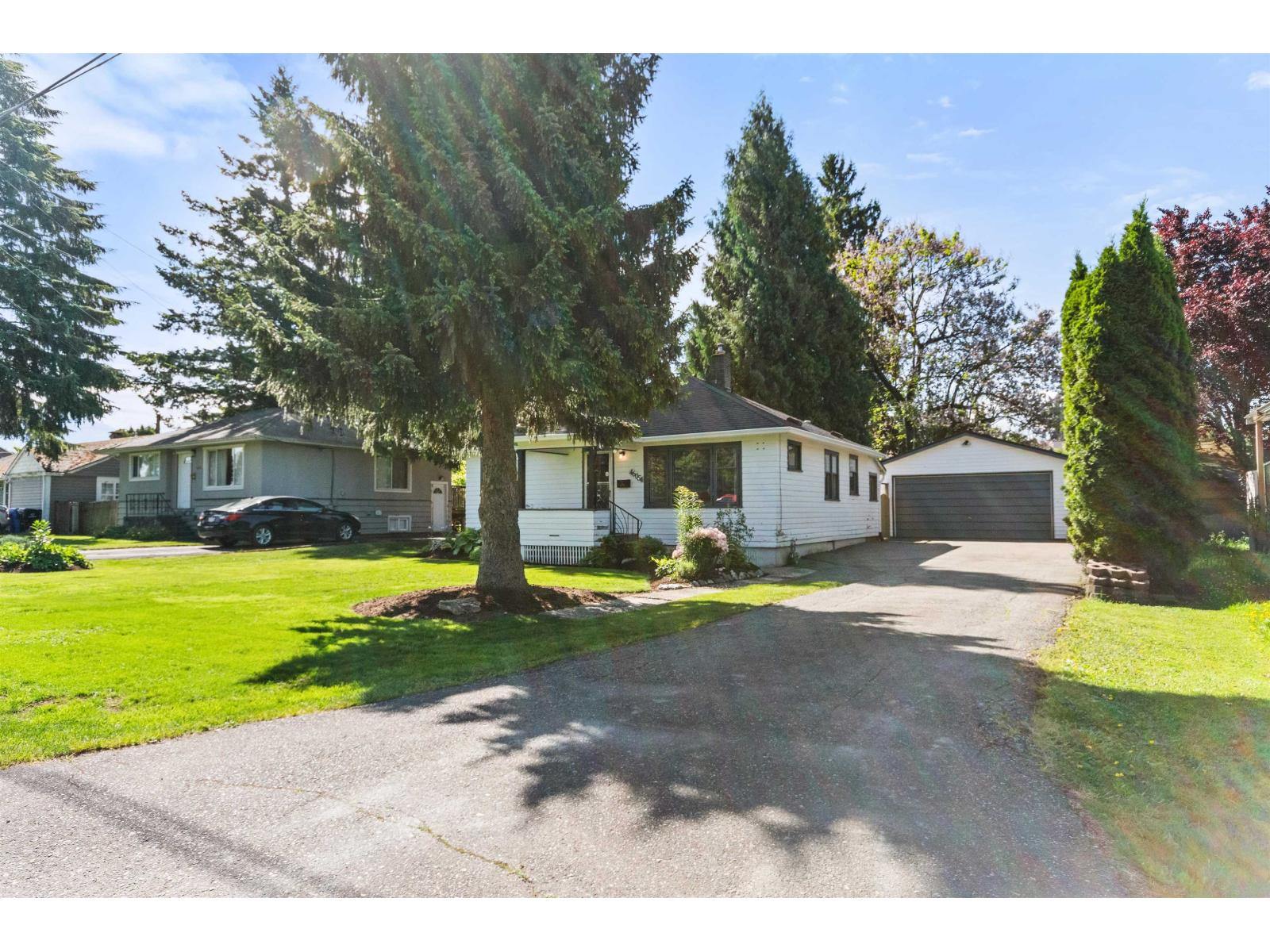 46054 KING Avenue - photo 2