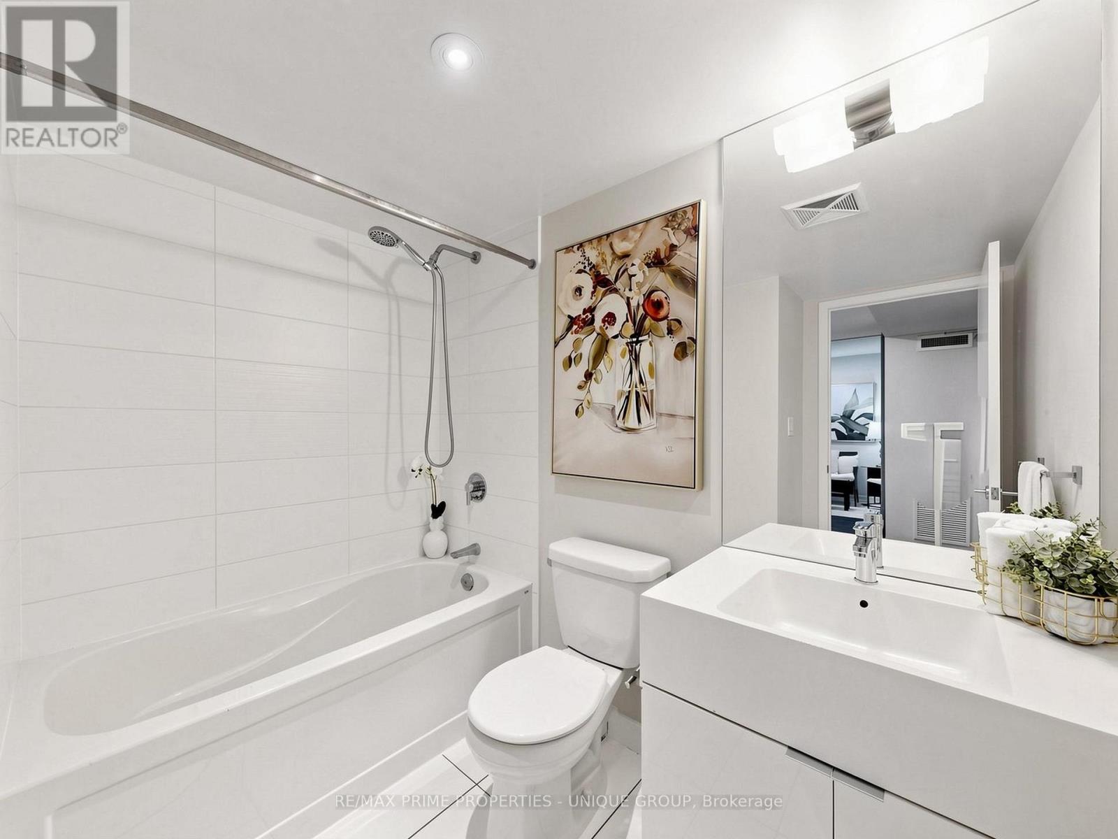 #529 10 CAPREOL COURT - 23