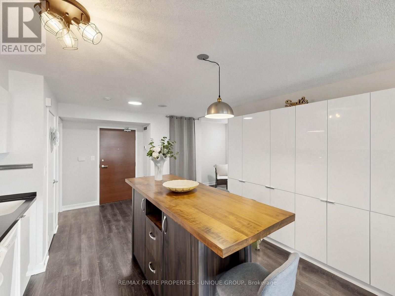 #529 10 CAPREOL COURT - 9