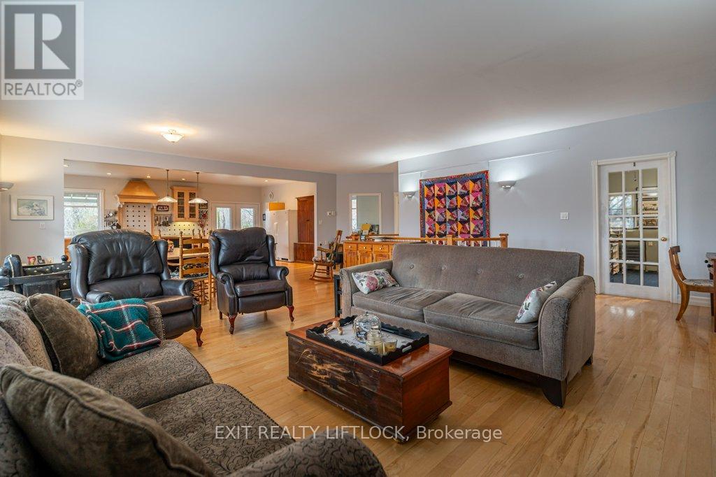 57 KING STREET E - 11