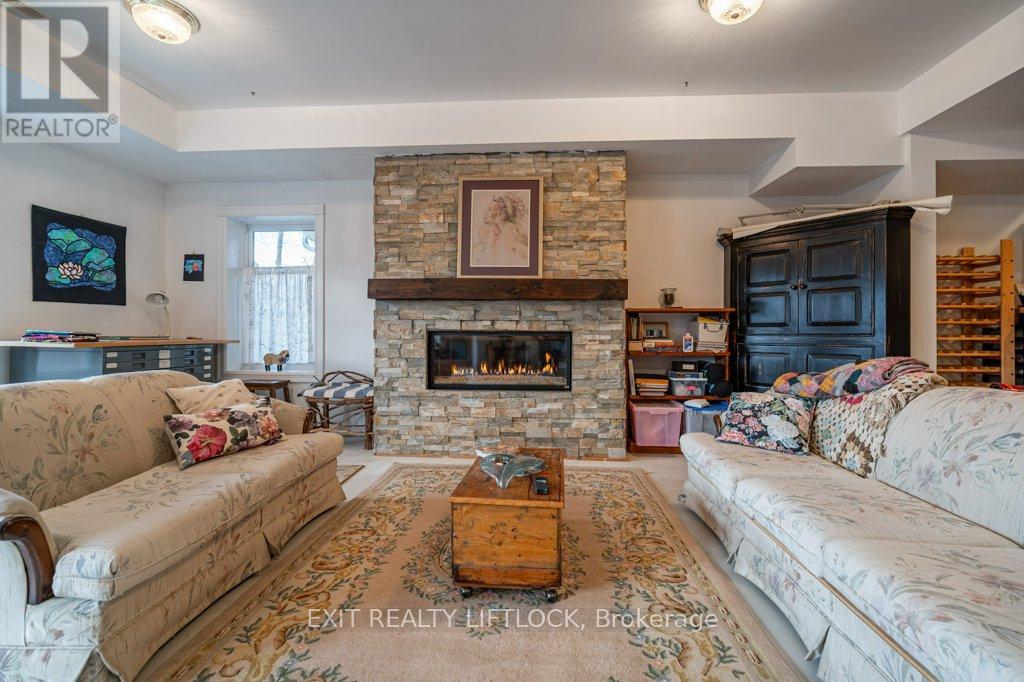 57 KING STREET E - 26