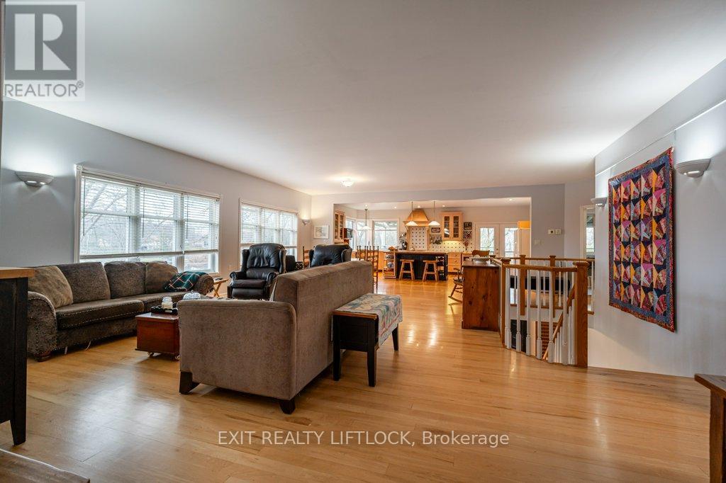 57 KING STREET E - 10
