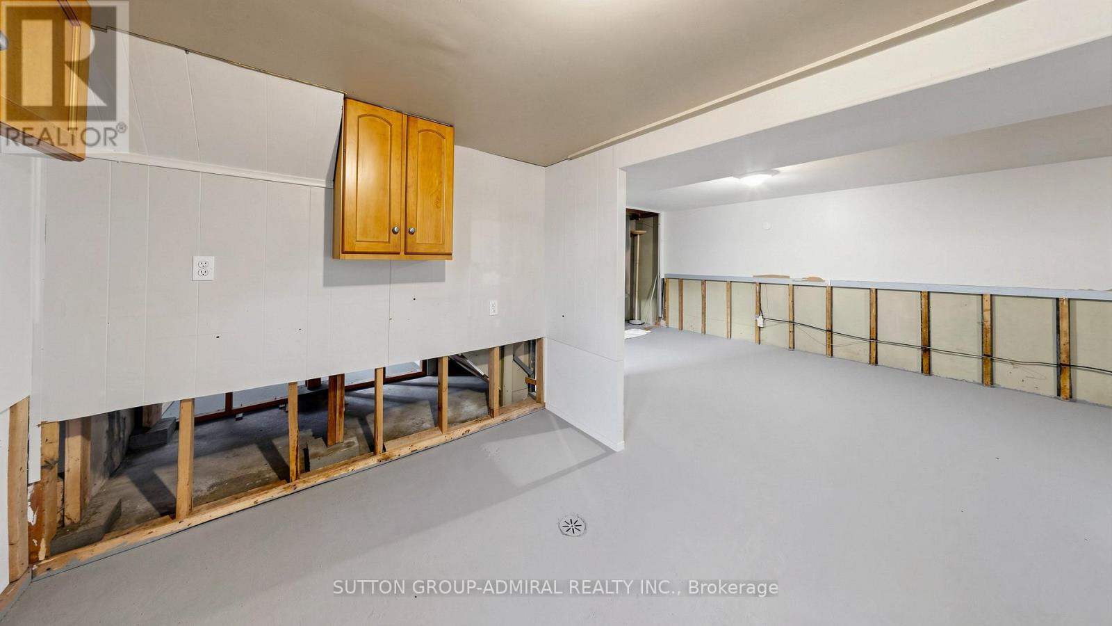 86 NEWBURY DRIVE - 24