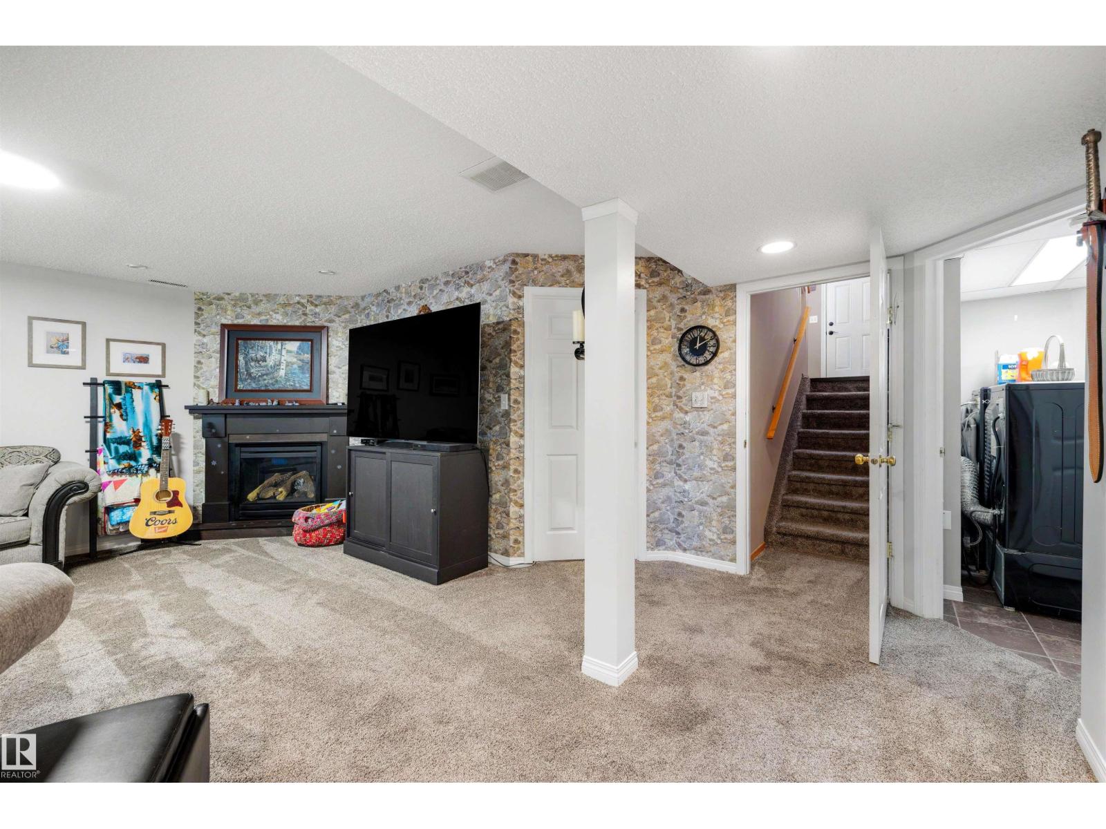 486 RAINBOW CR — photo 27