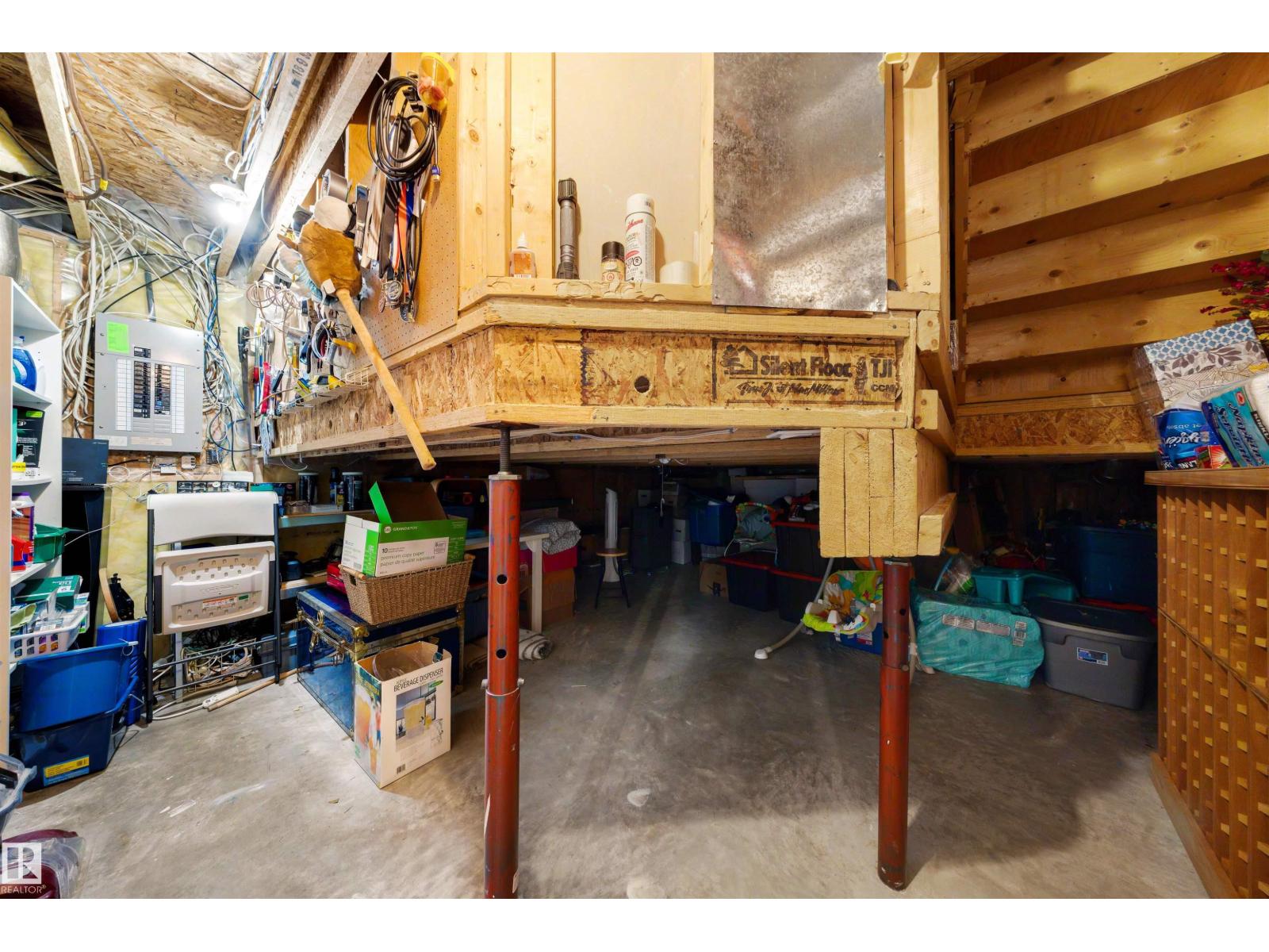 486 RAINBOW CR — photo 35