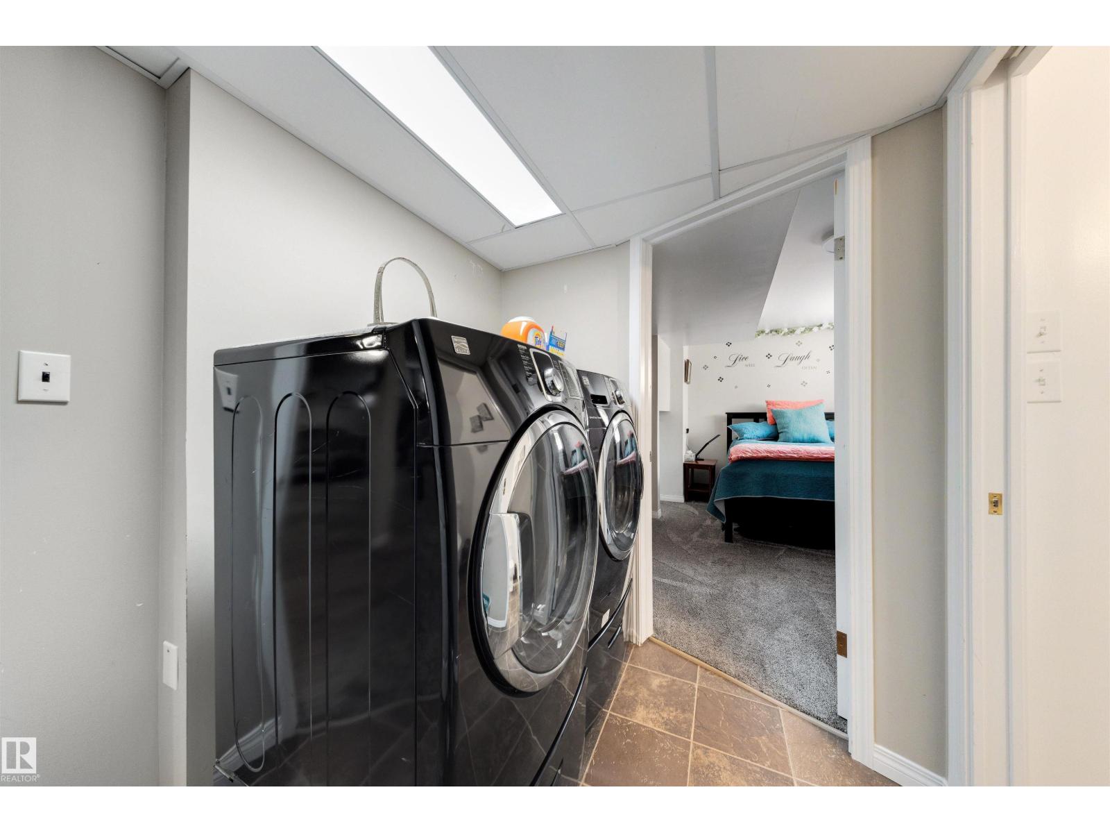486 RAINBOW CR — photo 36