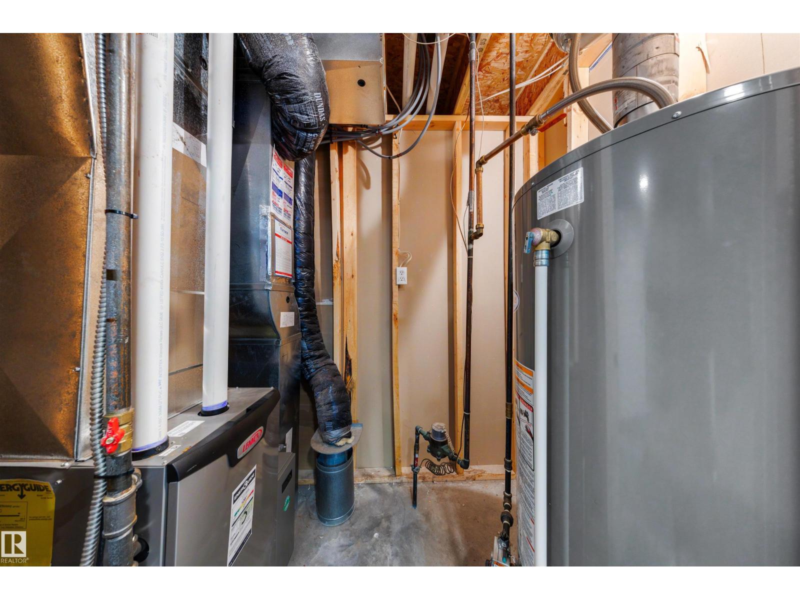 486 RAINBOW CR — photo 33