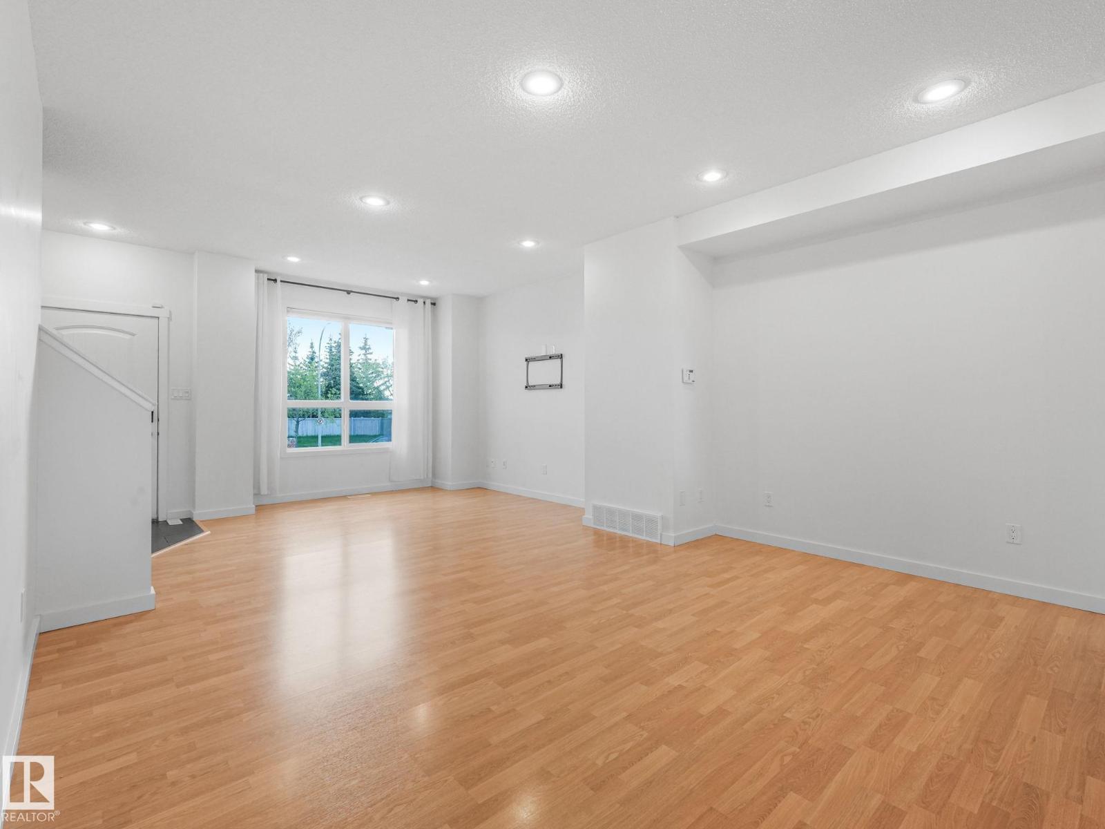 16915 82 ST NW - 6