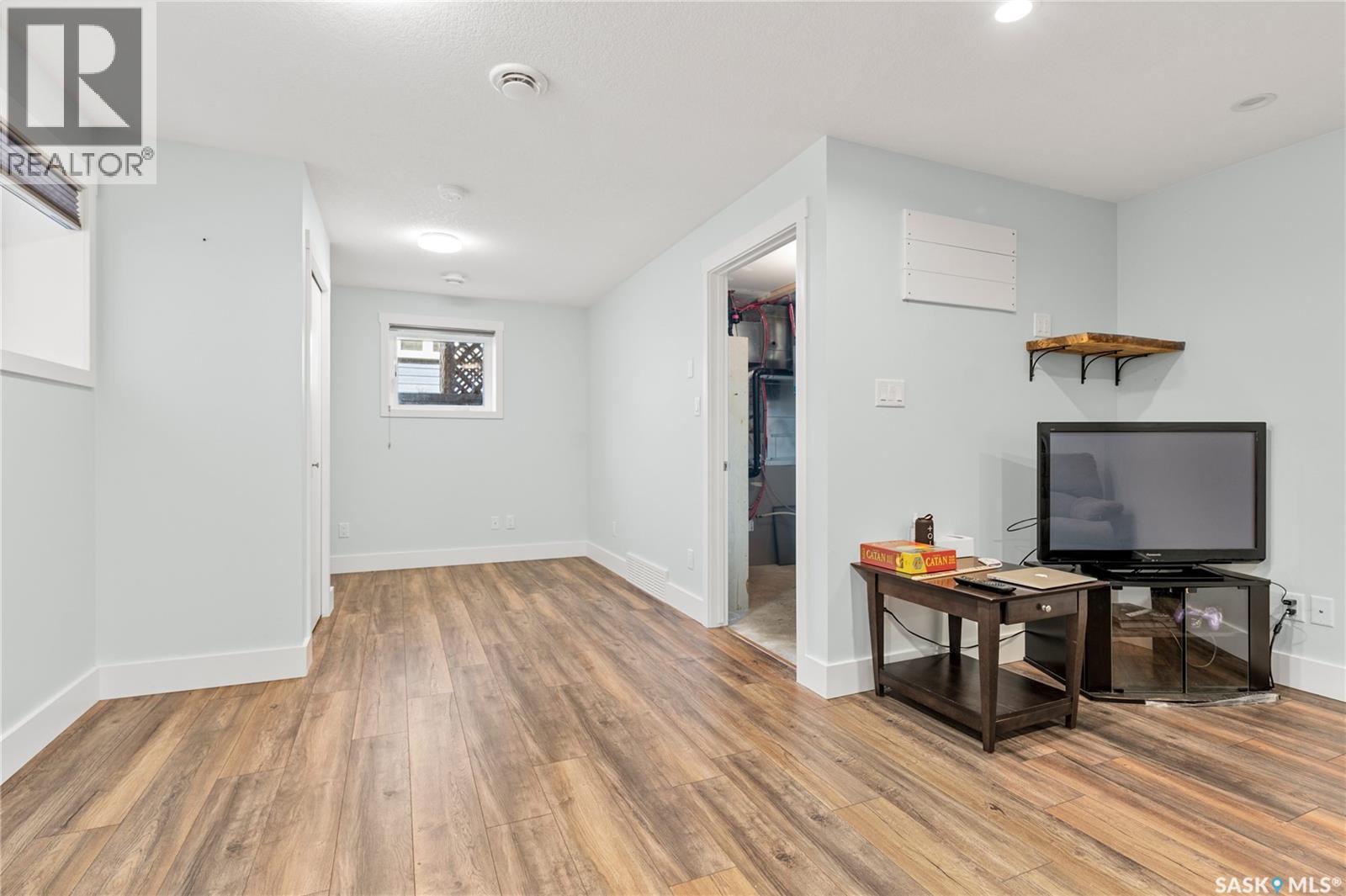 1920 Athol STREET - 34