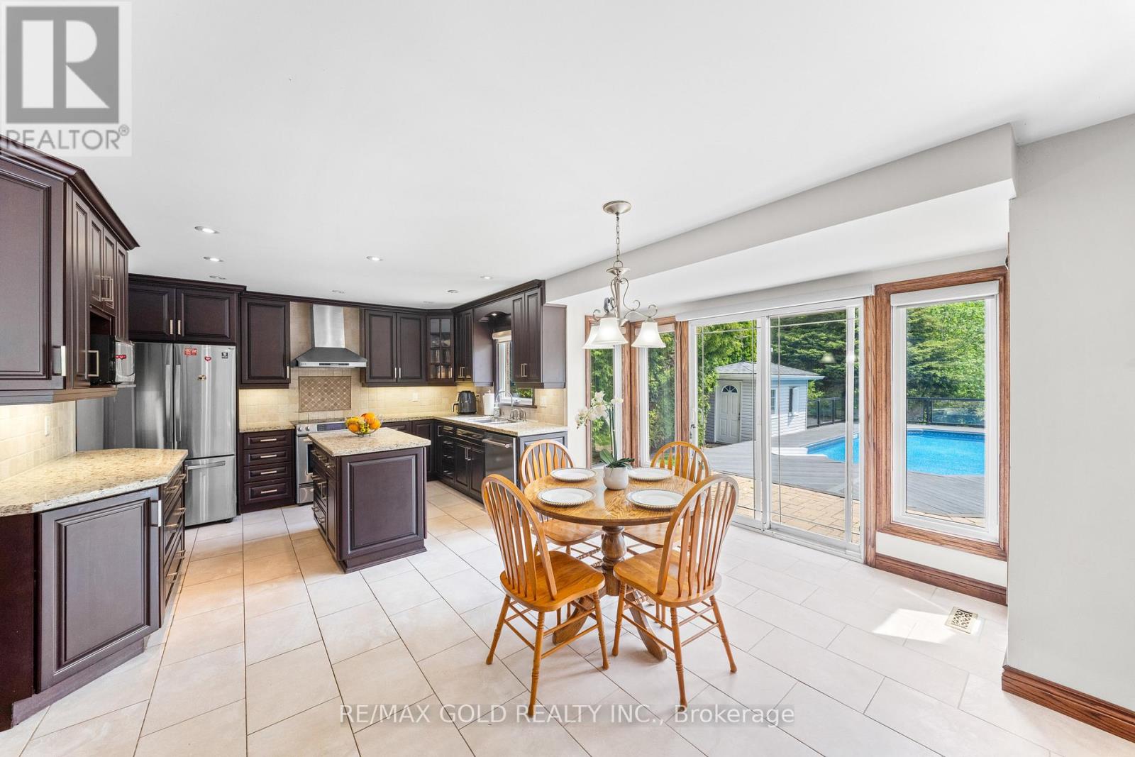 122 BARR CRESCENT - 19