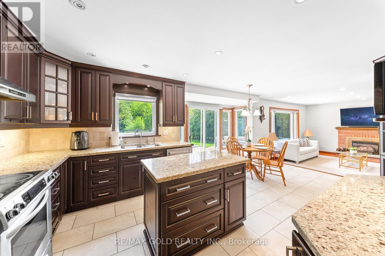 122 BARR CRESCENT - 23