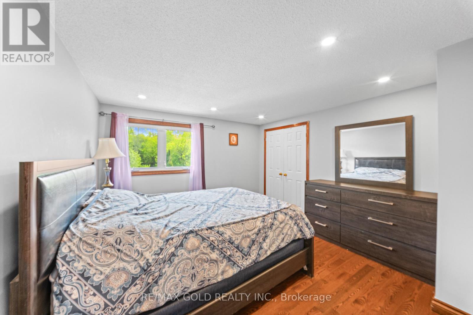 122 BARR CRESCENT - 39
