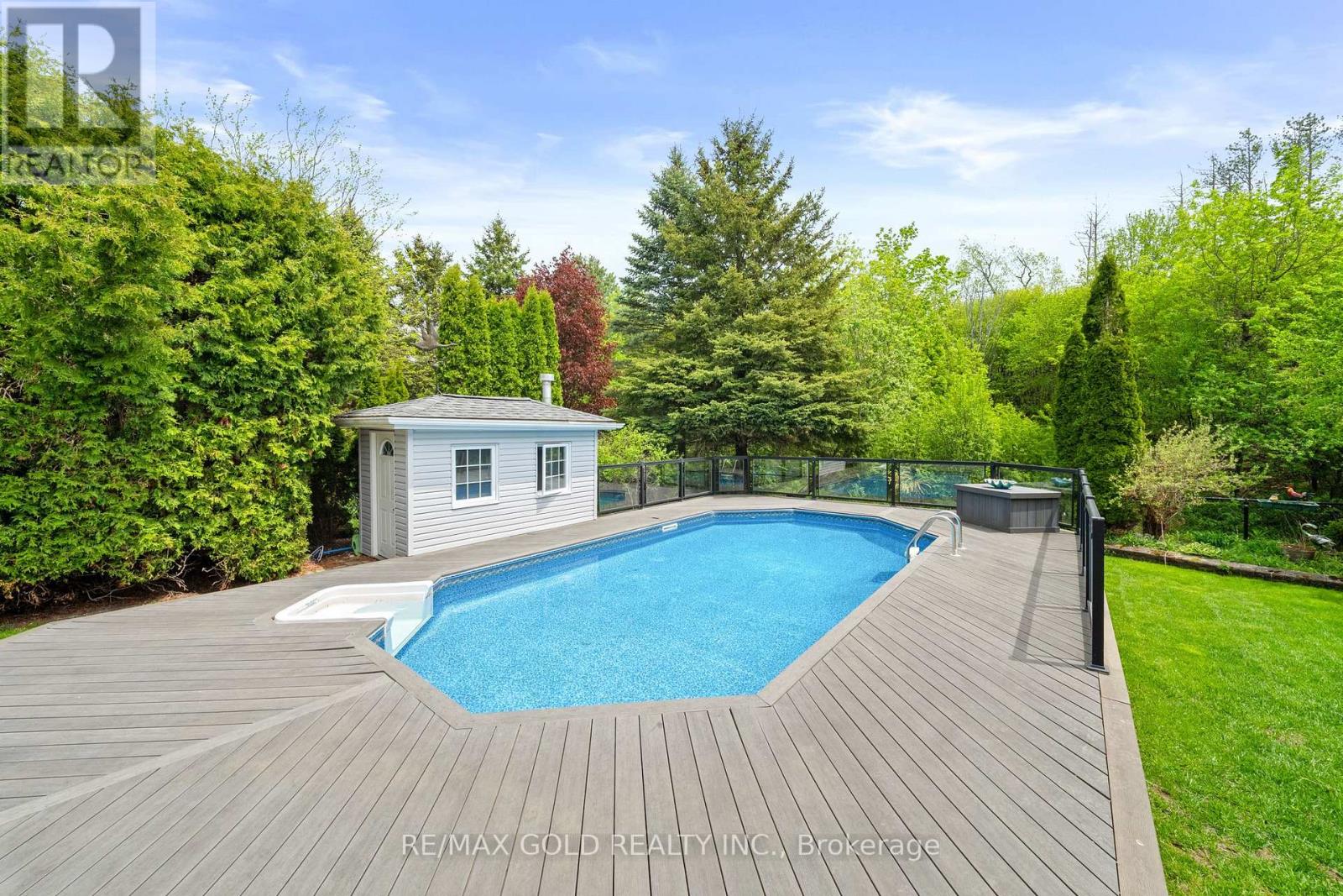122 BARR CRESCENT - 4