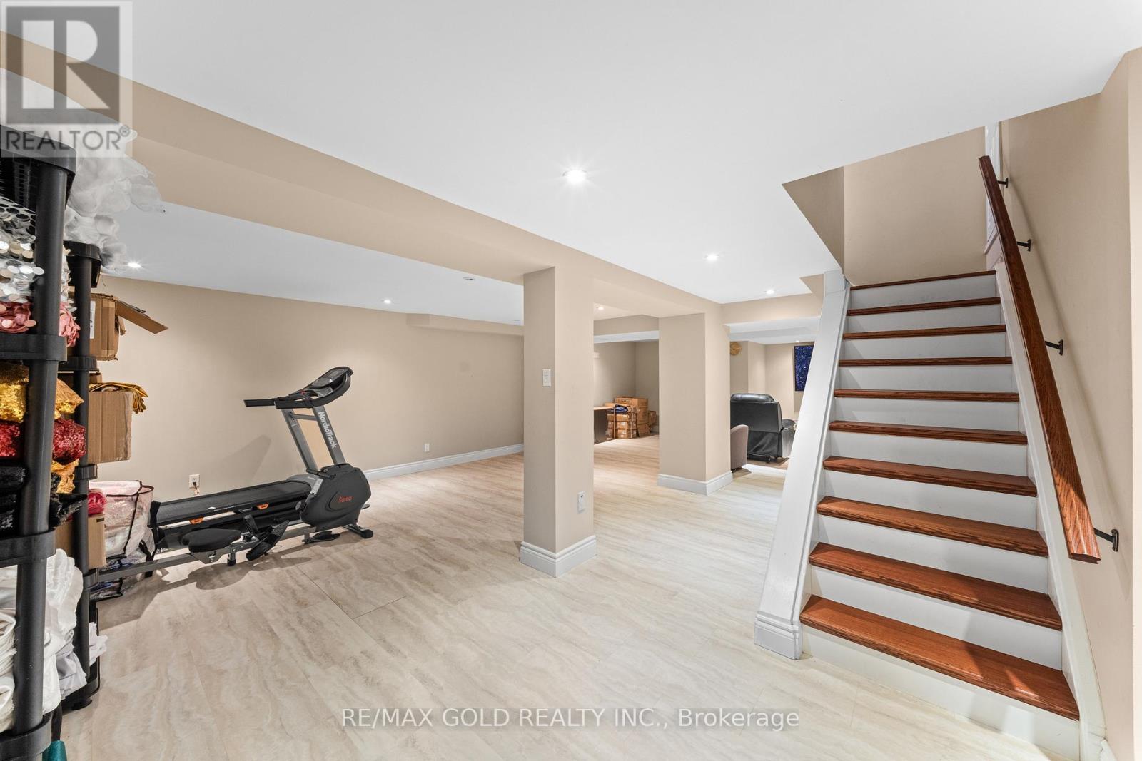 122 BARR CRESCENT - 41