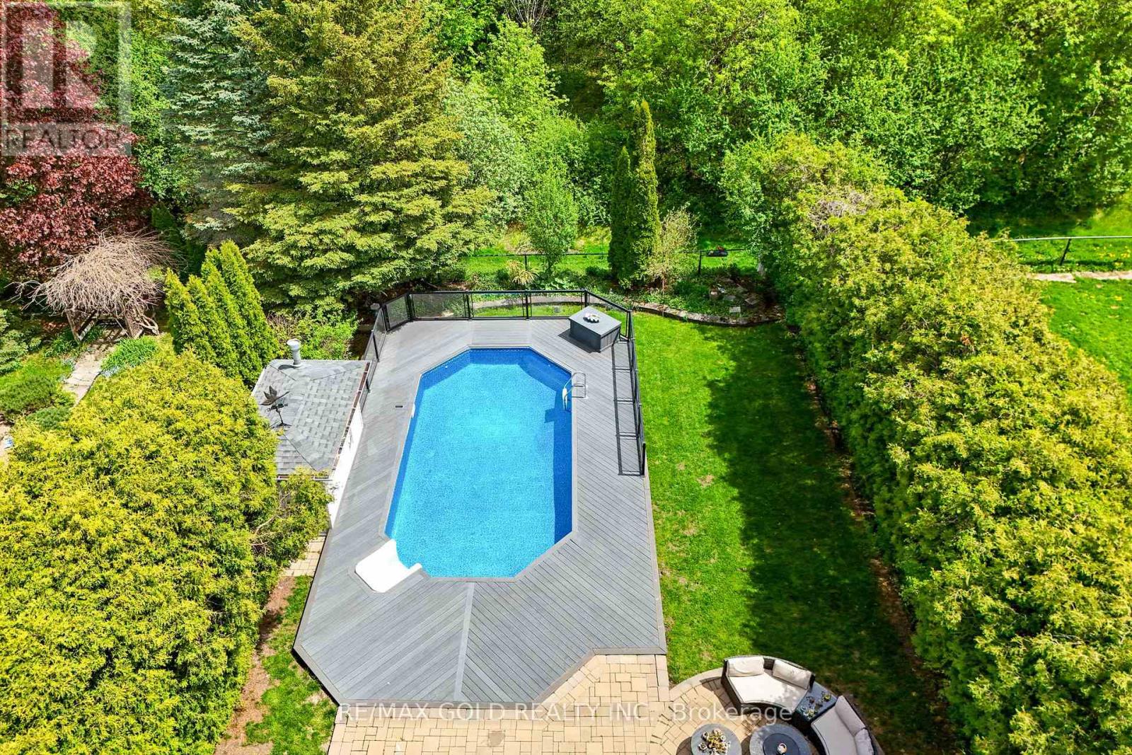 122 BARR CRESCENT - 6