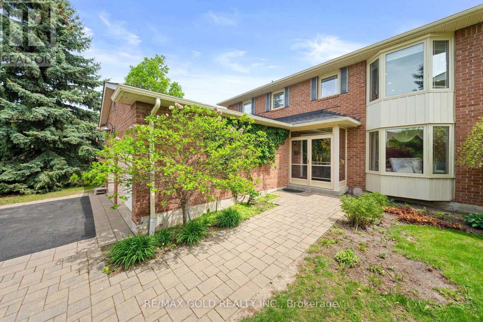 122 BARR CRESCENT - 8